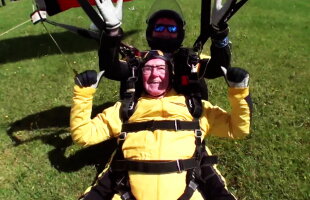 VIDEO El este cel mai curajos bătrân. A sărit cu paraşuta la 101 ani!