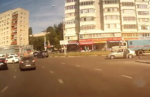 VIDEO Imagini incredibile! O fetiţă cade din maşină în timpul mersului!