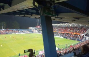 FOTO Condiţii deplorabile pe stadionul din Podgorica » Vizibilitatea e obturată de un stâlp uriaş