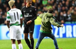 FOTO Scenă incredibilă în Champions League! Un fan a intrat pe teren şi l-a atacat pe Mbappe
