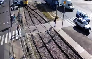 VIDEO Imagini şocante! O tânără a fost lovită de tramvai din cauza telefonului mobil