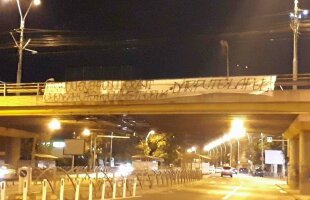 FOTO A început derby-ul dintre Rapid și Steaua! Peluza Sud, banner jignitor pe Podul Grant cu o noapte înainte de meci 