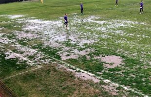 FOTO Gazon dezastruos pe care s-a jucat un meci de Liga a 2-a: "Nici nu putem să pasăm cum trebuie"