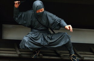 Un hoț profesionist, costumat în ninja, a fost prins. Polițiștii au rămas mască atunci când au văzut despre cine era vorba