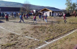 FOTO România, 2017 » Handbal pe maidan: copiii au jucat în condiții demne de secolul trecut