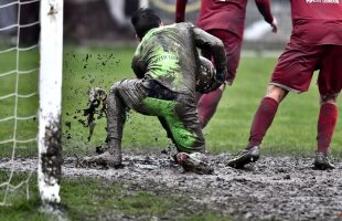 GALERIE FOTO Lupte în mocirlă! Imagini incredibile de la meciul Petrolului din liga a treia