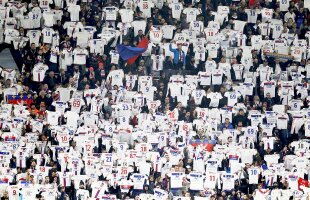 Fanii lui Lyon au oferit cea mai tare imagine a finalului de săptămână » Motivul pentru care și-au ridicat tricourile la unison