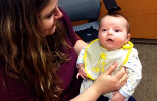 VIDEO Cea mai emoţionantă reacţie! Un bebeluş îşi aude pentru prima dată mama