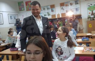 VIDEO+FOTO Rivalitatea dintre Steaua și Dinamo s-a mutat la școala generală! "Moș" Marius Niculae, dar și alți sportivi au împărțit cadouri copiilor