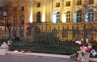 FOTO Bucureștenii aprind lumânări în memoria Regelui, în fața Palatului Regal, iar în fața Ateneului, tricolorul e în bernă.