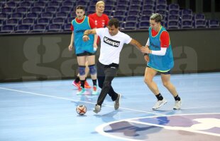 FOTO + VIDEO EXCLUSIV Fetele din naționala de handbal au încins o "miuță" la antrenamentul de astăzi » Ce fotbalist român juca la câțiva metri de ele