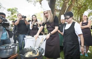 FOTO "Chef" Simona Halep a gătit omletă de crabi în Thailanda