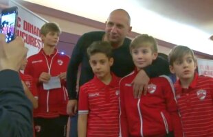 VIDEO Dinamo și-a prezentat noua siglă de sărbători în fața copiilor » Ce s-a întâmplat cu câinii de pe emblemă