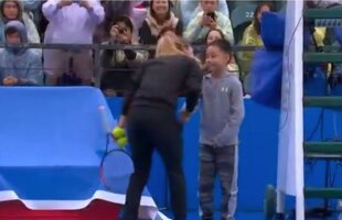 SIMONA HALEP - KATERINA SINIAKOVA // VIDEO Show în pauza cauzată de ploaie de la Shenzen! Halep s-a distrat alături de un puști, iar apoi l-a sărutat pe obraz