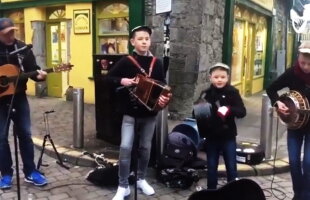 VIDEO Show total pe stradă » E incredibil ce pot face trei fraţi de 7, 11 şi 13 ani!