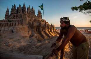 FOTO Un bărbat trăiește de 22 de ani într-un castel de nisip