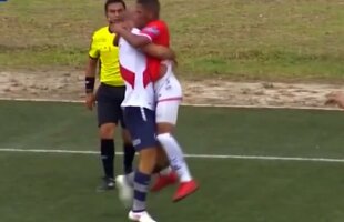 VIDEO Scene nemaivăzute pe terenul de fotbal » Doi adversari s-au oprit și au început "să se sărute" în timpul meciului