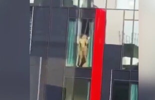 VIDEO Imagini scandaloase! Un cuplu a fost filmat în timp ce făcea sex la geam