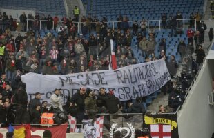 FOTO Duelul galeriilor în tribune: ultrașii Craiovei și cei ai lui Dinamo și-au transmis mesaje dure în timpul meciului 