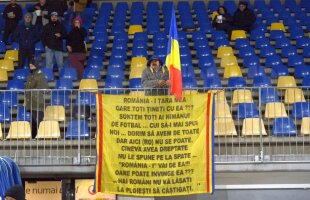 FOTO Cel mai creativ suporter al României a fost răsplătit la Ploiești de puștii U19 » Manifestul scris pe steag
