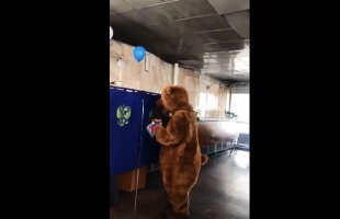 VIDEO A mers la vot îmbrăcat în costum de urs