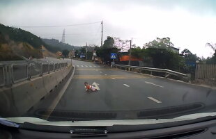 VIDEO Imagini şocante. Un bebeluş a traversat de-a buşilea o stradă periculoasă