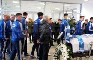 FOTO + VIDEO Momente emoționante în Bănie » Sicriul cu trupul lui Nicolae Tilihoi a fost depus pe stadionul "Ion Oblemenco", în prezența a numeroase legende » La stadion a sosit și echipa lui Adrian Mititelu