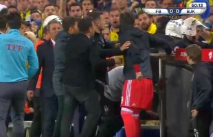 VIDEO + FOTO Bătaie groaznică între oficialii lui Fener și Beșiktaș » Imagini nemaivăzute pe un teren de fotbal