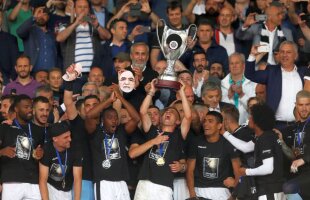 FOTO Imaginea finalului de sezon în Grecia! Ce mască a purtat Răzvan Lucescu la interviurile de după triumful din Cupă