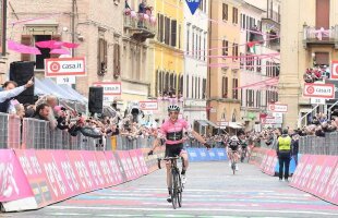 SENZAȚIONAL! Tricoul roz Simon Yates, victorie-lecție în etapa a 11-a din Giro! GAME OVER pentru Chris Froome!
