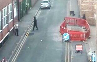VIDEO Imagini terifiante! O femeie a fost atacată cu cuţitul în plină stradă