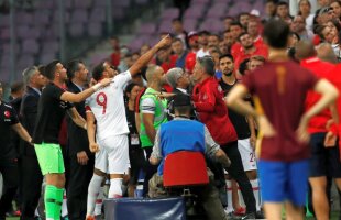 VIDEO Lucescu a asistat la momente incredibile: căpitanul Turciei s-a certat în plin meci cu fanii turci care-i atacaseră tatăl!