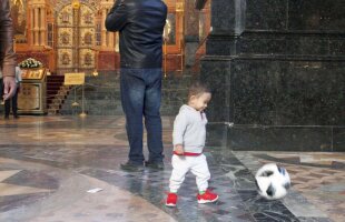 Corespondență GSP din Rusia » VIDEO + FOTO Mingea divină » Băiețelul care joacă fotbal în cea mai frumoasă catedrală din Sankt Petersburg 