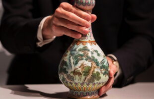 Incredibil » O vază Qianlong, vândută cu 16,2 milioane de euro!