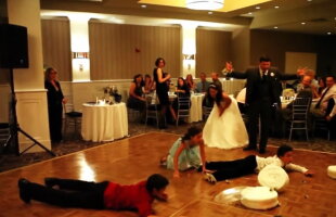 VIDEO Aşa ceva nu ţi-ai dori niciodată la nuntă. Vezi cele mai nefericite momente surprinse de camera video!