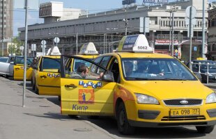 VIDEO Atenție, imagini șocante! Un taxi a intrat în mulțime la Moscova! » Opt microbiști răniți, șoferul a fost prins!
