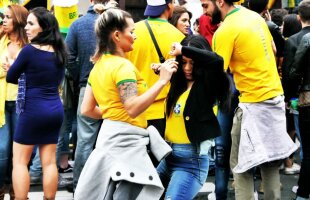 FOTOREPORTAJ DIN AMERICA DE SUD // Când se ia pauză de la criză » Cum s-a văzut Brazilia - Elveția pe străzile din Sao Paulo: o cvintuplă câștigătoare nu se deznădăjduiește la un prim egal