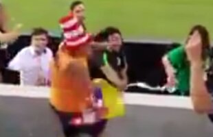 VIDEO Gest reprobabil al legendarului Rene Higuita » Fostul portar a lovit cu pumnul un fan al rivalei