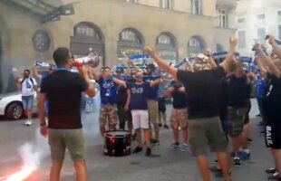 RB LEIPZIG - U CRAIOVA // VIDEO Fanii Craiovei au făcut spectacol pe străzile din Leipzig: torțe, fumigene și cântece în fața hotelului unde sunt cazați jucătorii