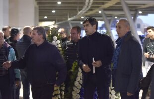 UPDATE FOTO Sicriul cu trupul lui Ilie Balaci a fost depus la stadionul "Ion Oblemenco" » Personalități marcante din lumea fotbalului au adus un ultim omagiu