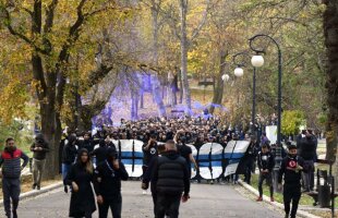 VIDEO+FOTO Suporterii FC U Craiova au ajuns la stadion pentru duelul cu CSU! Schimb de replici între Mititelu și fanii rivalei din oraș