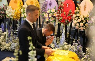VIDEO + FOTO Imagini impresionante » Jucătorii lui Leicester, în genunchi la Bangkok, la funeraliile patronului Vichai Srivaddhanaprabha