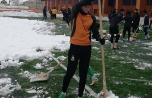 GALERIE FOTO "N-aveți o lopată și o folie de nailon?" » O echipă din România solicită urgent ajutor înaintea meciului cu FCSB