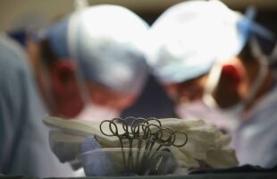 MApN către Libertatea: directorul medical al Spitalului Militar din Constanța va fi dat afară! El uitase două foarfeci într-o pacientă