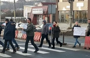 Ieșenii din Valea Lupului au protestat azi împotriva autorităților, pe trecerea de pietoni unde a fost călcată Ana Maria Tănasă! Unul dintre manifestanți a venit în vestă galbenă