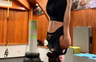 VIDEO Sorana Cîrstea, într-o poziție neobișnuită în ultimul clip postat!