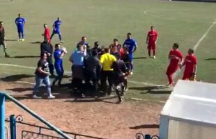 VIDEO Scene reprobabile » Un arbitru din România, bătut și înjurat de jucători » A fost salvat cu greu de jandarmi