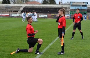 VIDEO Cerere în căsătorie inedită la un meci din Liga 4 din România: doi arbitri și-au unit destinele într-un moment emoționant, petrecut chiar pe teren