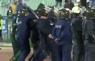 VIDEO + FOTO Cosmin Moți a provocat un scandal uriaș în Bulgaria! Fanii au vrut să intre pe teren să-l bată + fundașul, scos cu jandarmii de pe teren
