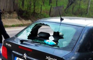 FOTO Scene de violență EXTREMĂ în România: 20 de ultrași ai Petrolului au atacat 3 rivali de la U Cluj cu bâte, lanțuri, cuțite și bastoane telescopice!